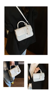 Détails d'un sac bandoulière blanc en cuir avec texture tressée et poignée pour femme
