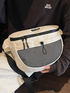Sac de poitrine en nylon blanc crème avec poche filet noire et sangle réglable
