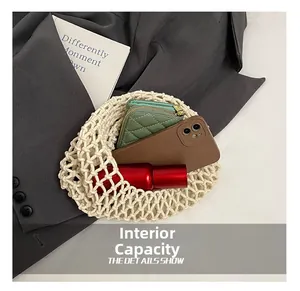 Capacité interne du sac en filet beige montrant téléphone, portefeuille et cosmétiques