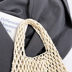 Détail du tissage en corde de coton épaisse sur un sac à main en tricot ajouré beige