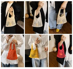 Détails de sacs cabas en maille tressée en crème, orange, jaune et rose rouge