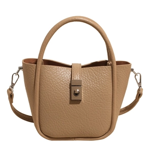 Sac seau chic kaki en cuir grainé avec boucle argentée et poignée supérieure élégante