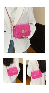 Détail du sac bandoulière matelassé rose vif avec fermoir doré et structure en accordéon