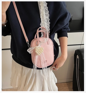 Mini borsa a tracolla rosa con ciondolo a cuore di perle e fiocco in pizzo bianco