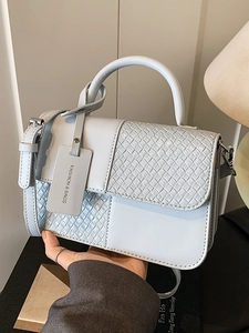 Sac à main bleu clair à texture tissée avec bandoulière réglable pour femmes