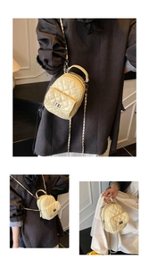 Detailansicht der cremefarbenen Mini-Stepptasche mit Kettenriemen und Drehverschluss