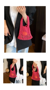 Gros plan d'un sac filet au crochet rose fait main avec structure en nid d'abeille