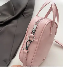 Borsa rosa texture litchi con cerniera argentata e dettaglio fibbia a molla