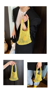 Détail d'un sac à main jaune vif tissé à la main avec un motif en maille ajourée