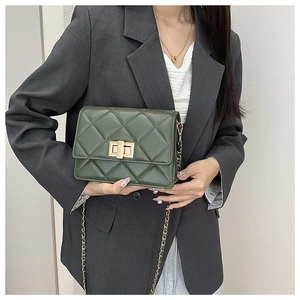 Détail du petit sac bandoulière vert foncé matelassé avec chaîne dorée et fermoir