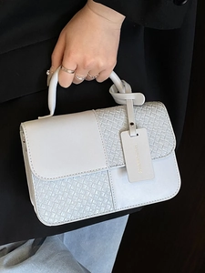 Sac à main élégant blanc avec texture tissée et poignée supérieure pour mode féminine