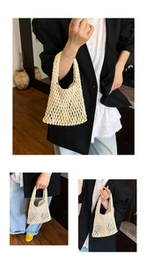 Détail d'un sac à main en maille ajourée crème tissé à la main au design minimaliste d'été