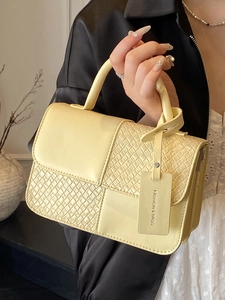 Sac à bandoulière jaune pâle tendance avec texture tissée chic et poignée supérieure