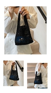 Détail d'un sac cabas en filet noir tissé main avec une pochette intérieure bleue contrastée