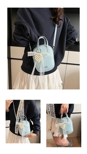 Dettaglio della mini borsa azzurra con fiocco in pizzo bianco e ciondolo a cuore perlato