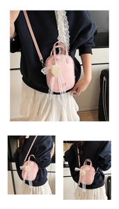 Dettaglio della borsa rosa in pelle PU con fiocco in pizzo bianco e ciondolo a cuore di perle
