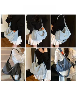 Molteplici viste della grande borsa tote in denim con spalline larghe e dettagli