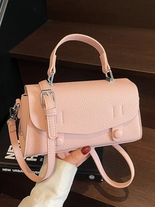 Borsa a tracolla in pelle martellata rosa con fibbia in metallo e manico sulle scale
