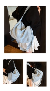 Vista dettagliata della grande borsa tote in denim con logo bianco SOLJON e ampia tracolla