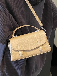 Piccola borsa quadrata minimalista color albicocca con trama litchi e tracolla sottile