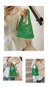 Détail du sac au crochet vert émeraude montrant la texture du tricot à mailles