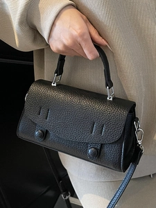 Elegante borsa a mano in pelle nera a grana di litchi con patta e tracolla rimovibile