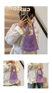 Détail d'un sac à main en maille tressée violette avec design ajouré à la main