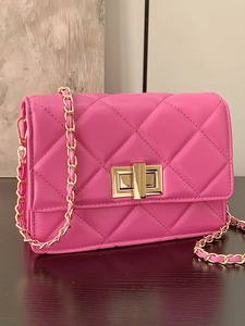 Petit sac carré matelassé pour femme en rose magenta avec bandoulière chaîne dorée