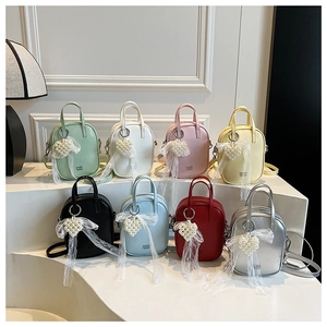 Mini borse chic in vari colori con eleganti ciondoli a cuore di perle per l'estate