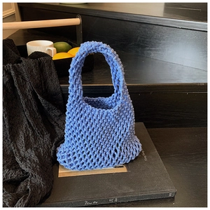 Détail du sac cabas bleu ajouré présentant des textures de crochet faites à la main