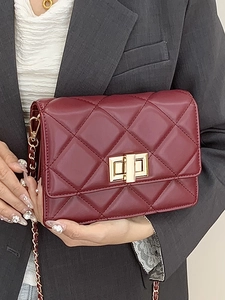 Sac bandoulière matelassé bordeaux élégant avec chaîne dorée et fermoir pivotant