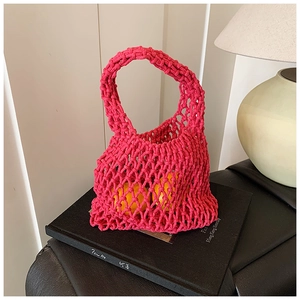 Vue détaillée du sac en maille rose ajouré en coton tressé avec décor de citrons