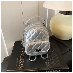Detailansicht silberner Mini-Rucksack mit Rautensteppung und Metallkettenriemen