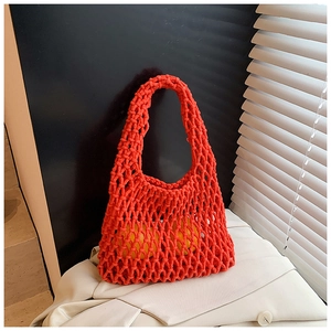 Détail du sac cabas en maille orange montrant la texture tissée avec des citrons
