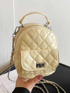 Schicker cremeweißer Mini-Rucksack mit Steppmuster und Metallkettenriemen