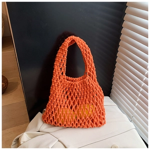 Détail du sac à main en maille orange avec citron montrant la texture et le style ajouré