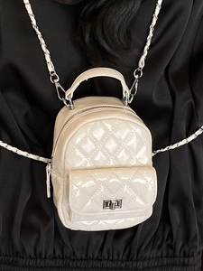 Gesteppter cremefarbener Mini-Rucksack mit Silberkette und glänzendem Kunstleder-Finish