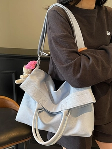Bolso tote azul claro con textura de lichi, bandolera y colgante de oso para mujer