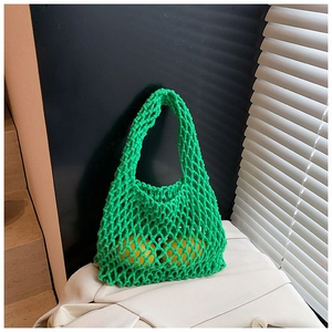 Détail d'un sac cabas vert émeraude crocheté à la main avec une large poignée intégrée