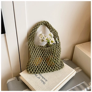 Détail d'un sac en filet vert tissé à la main avec fleurs et texture de corde de coton