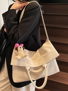 Bolso tote minimalista beige en cuero granulado con un lindo llavero de perro de peluche