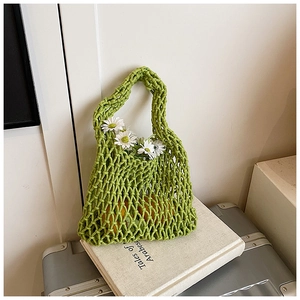 Détail du sac en maille crochetée verte avec poignées tissées et style frais