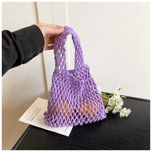 Gros plan détaillé d'un sac en filet tricoté violet contenant des oranges pour la capacité