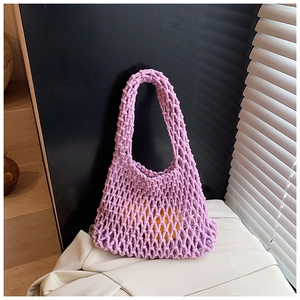 Détail du sac cabas en maille violette tissée à la main avec une poignée épaisse intégrée