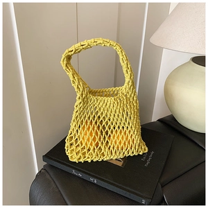 Détail du sac filet jaune crocheté à la main avec texture tricotée ajourée et poignée unique