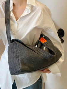 Borsa tote giapponese in denim grigio antracite con etichetta arancione a contrasto vivace