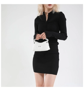 Dettaglio dell'abito in maglia a costine nero slim con colletto a mezza zip metallica