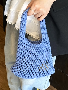 Sac à main tricoté ajouré bleu clair avec texture en corde tressée artisanale