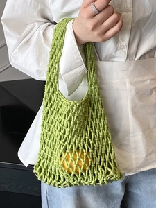 Sac fourre-tout vert fait main en maille ajourée avec fruits pour un style estival