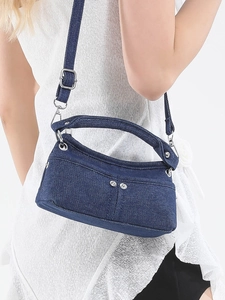 Borsa a mano versatile in denim blu scuro con tracolla regolabile e rivetti argentati